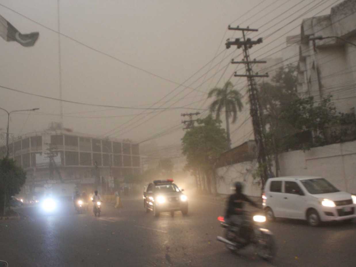 Ničivá búrka sa prehnala stredom a severom Pakistanu.