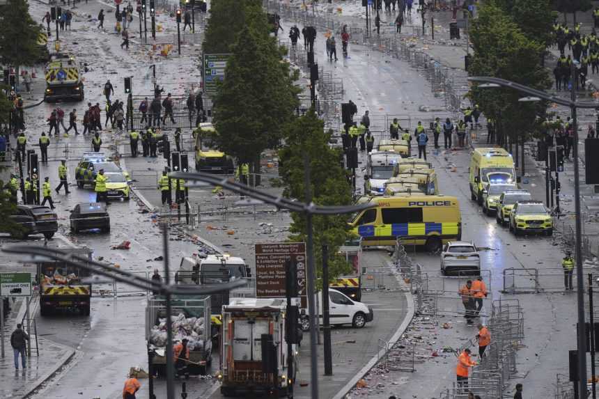 PolÃƒÂ­cia a zÃƒÂ¡chrannÃƒÂ© zloÃ…Â¾ky zasahovali po tom, Ã„Âas do davu fanÃƒÂºÃ…Â¡ikov v Liverpoole narazilo auto.