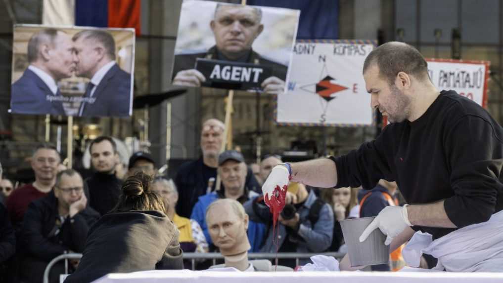 Robert Fico s Vladimirom Putinom pri krvavom stole: V Bratislave sa konal ďalší protest Slovensko je Európa