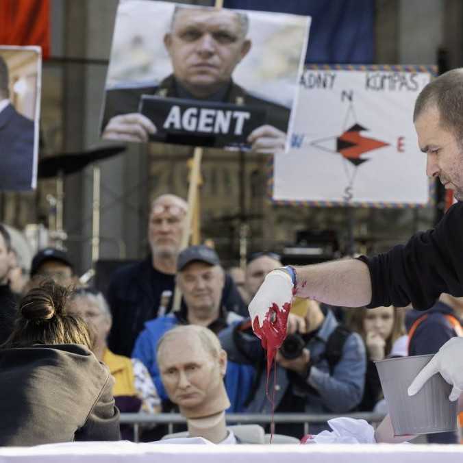 Robert Fico s Vladimirom Putinom pri krvavom stole: V Bratislave sa konal ďalší protest Slovensko je Európa