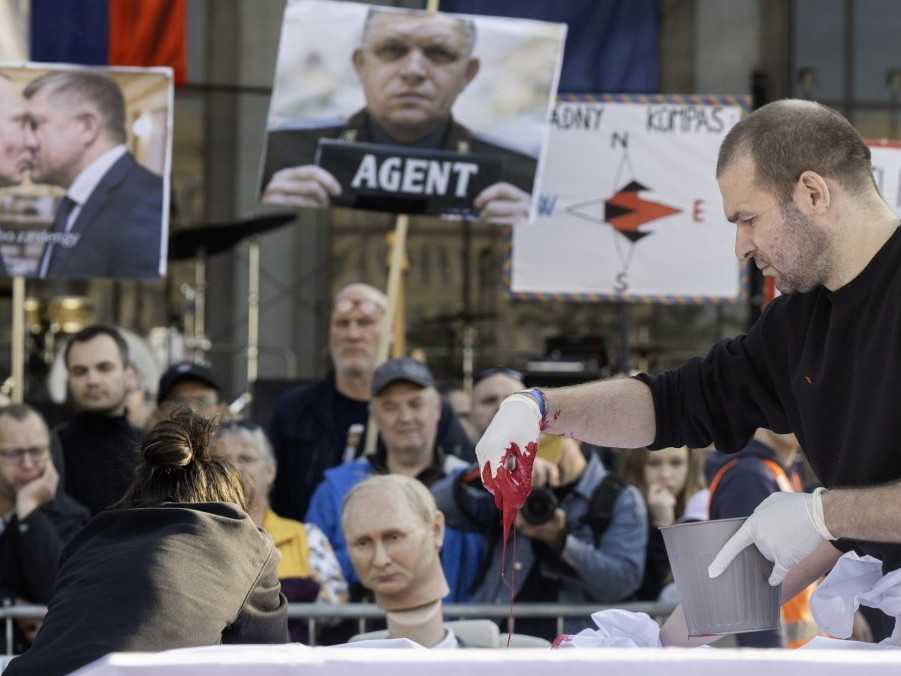 Robert Fico s Vladimirom Putinom pri krvavom stole: V Bratislave sa konal ďalší protest Slovensko je Európa