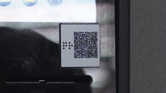 Na ilustračnej snímke QR kód s braillovým písmom.