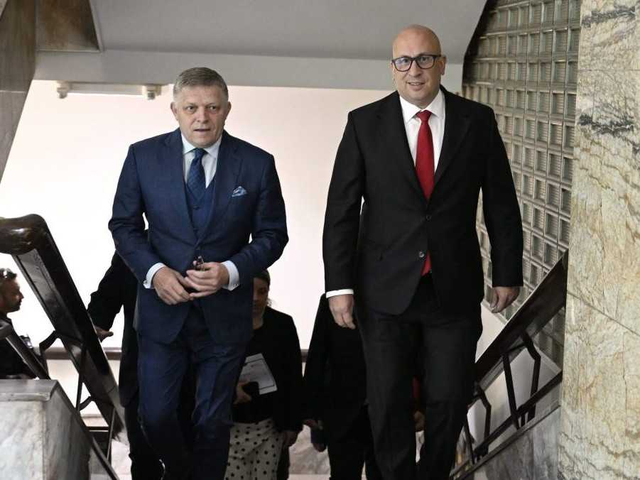 Minister dopravy J. Ráž naplnil 40 percent cieľov, uviedol R. Fico. Zdôraznil obnovy obchvatov i železničné siete