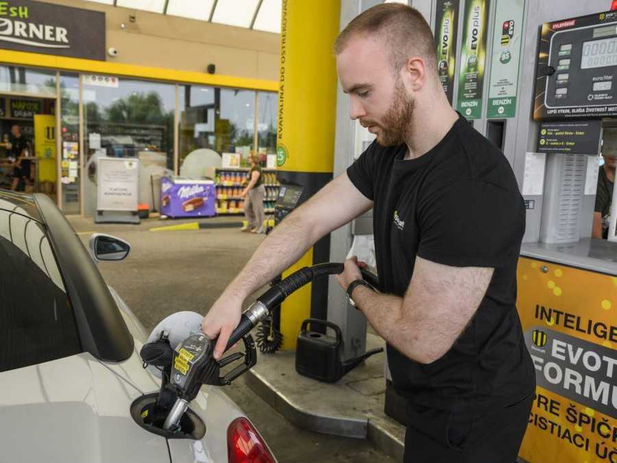 Muž tankuje na čerpacej stanici.