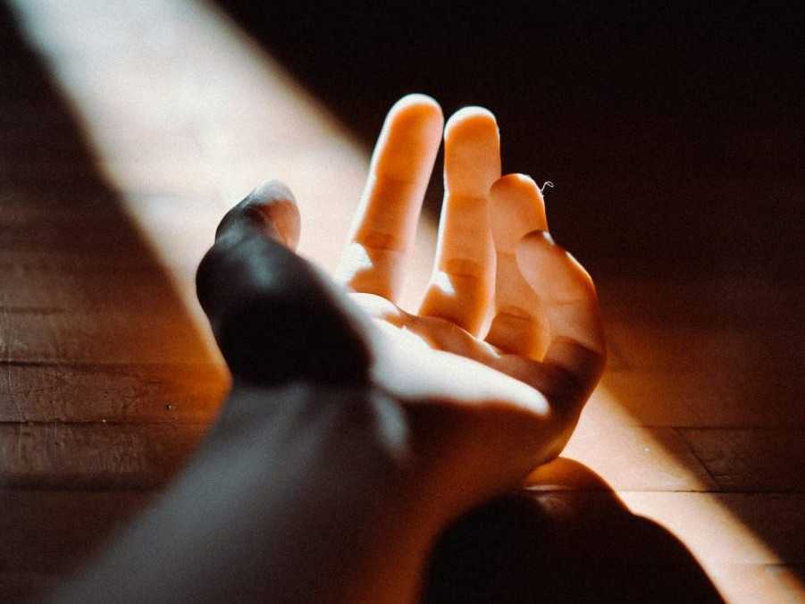 Ilustračná snímka svetla na ľudskej dlani.