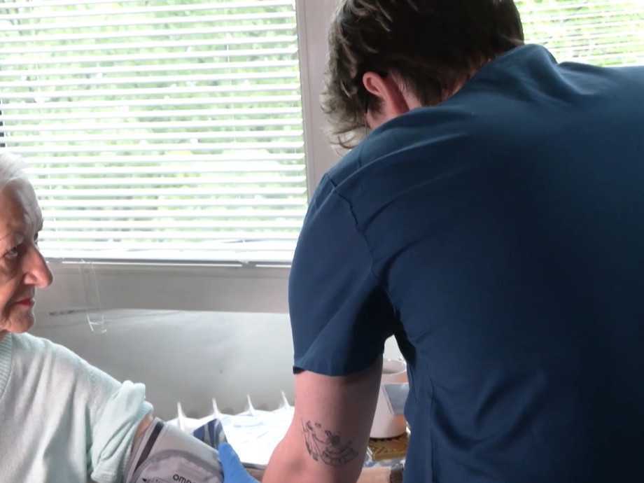 študent opatruje seniorku