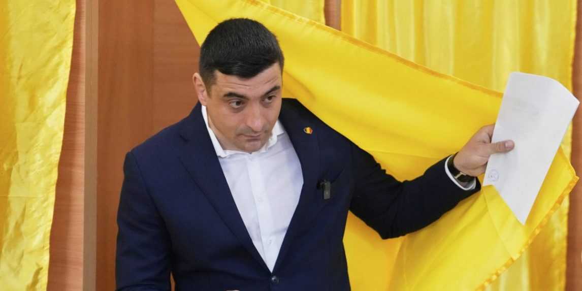 Krajne pravicový George Simion podľa odhadov vyhral prvé kolo opakovaných prezidentských volieb v Rumunsku