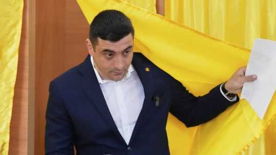 Kandidát na rumunského prezidenta George Simion.