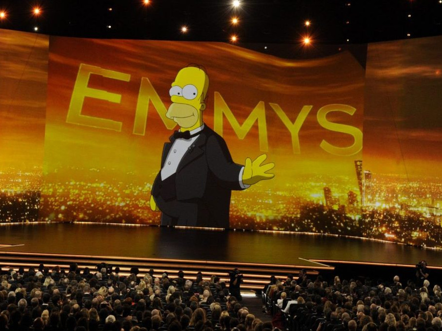 Na snímke postava seriálu Simpsonovci Homer Simpson počas udeľovania cien Emmy.