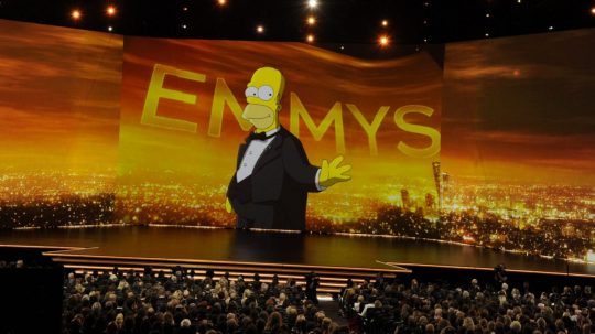 Na snímke postava seriálu Simpsonovci Homer Simpson počas udeľovania cien Emmy.
