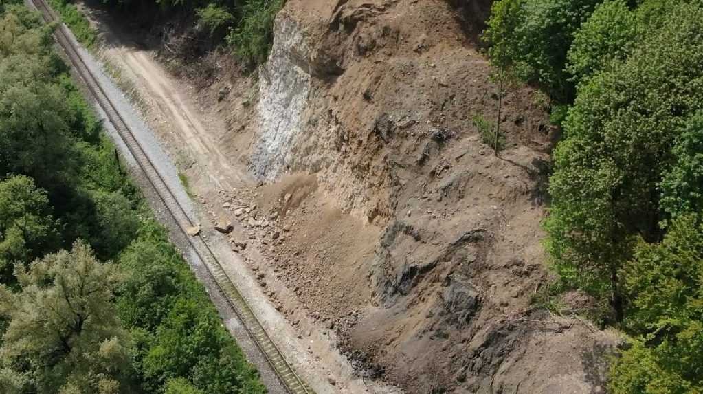 Železničná doprava na Orave je znova prerušená. Zo svahu sa uvoľnila skala
