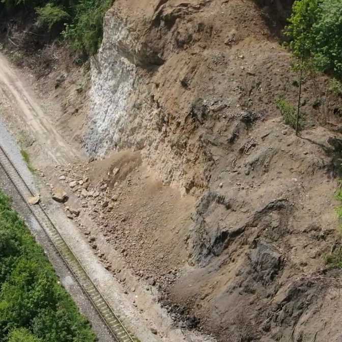 Železničná doprava na Orave je znova prerušená. Zo svahu sa uvoľnila skala