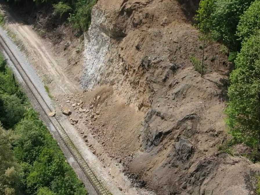 Železničná doprava na Orave je znova prerušená. Zo svahu sa uvoľnila skala