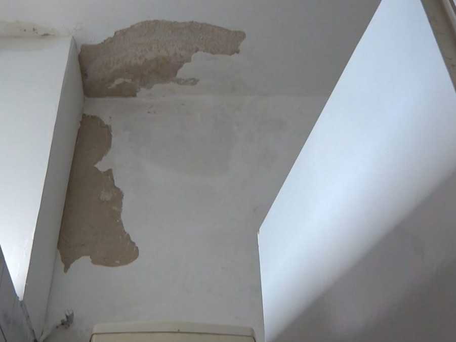 Na snímke poškodený strop na toaletách bratislavskej školy.