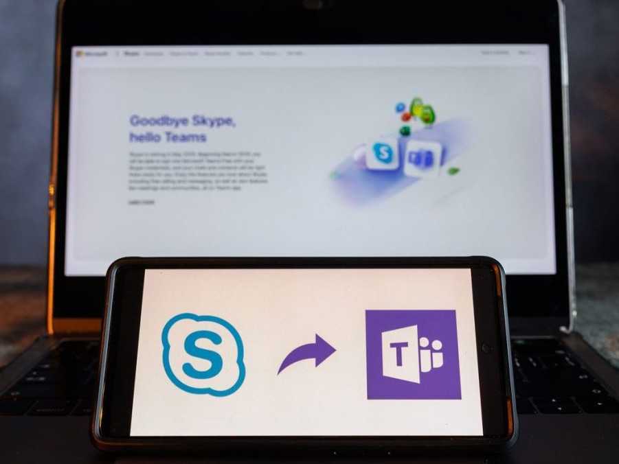 Na ilustračnej snímke logá aplikácií Skype a Teams.