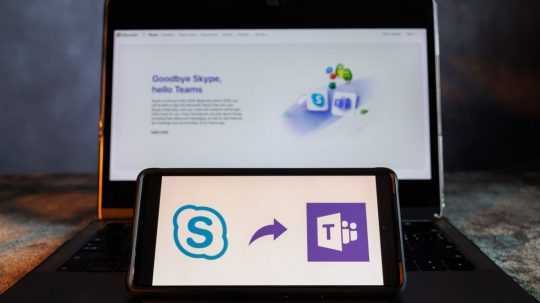 Na ilustračnej snímke logá aplikácií Skype a Teams.