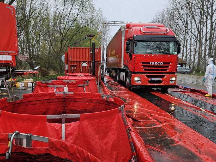 kamión prechádza dezinfekčnou bránou