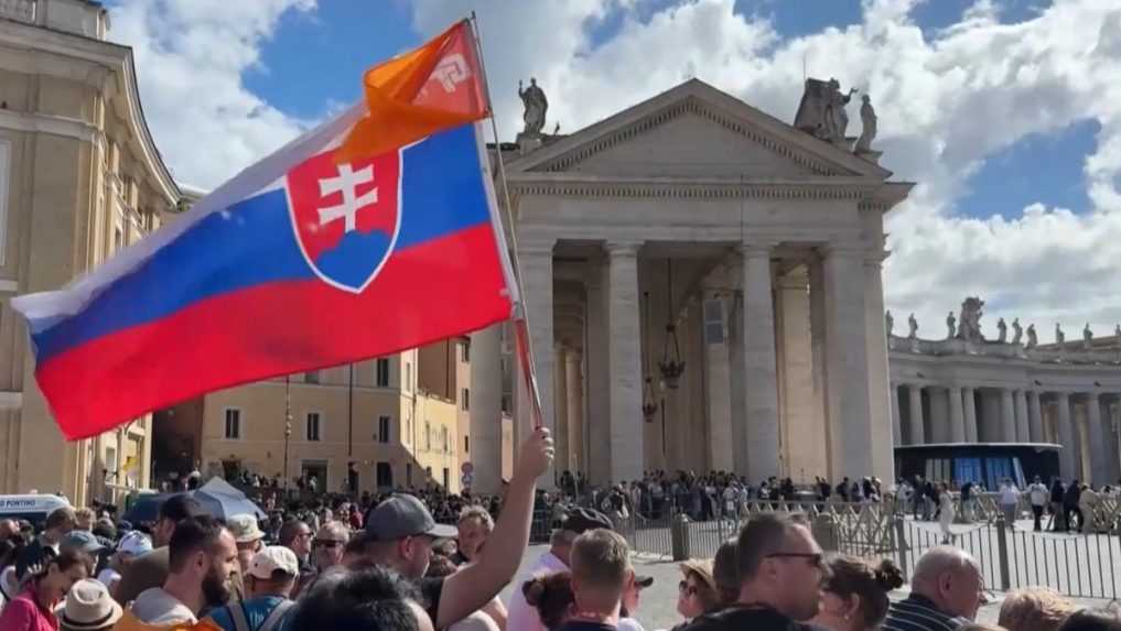 Voľbu nového pápeža sledujú tisíce veriacich. Vo Vatikáne sa tešia na biely dym aj Slováci