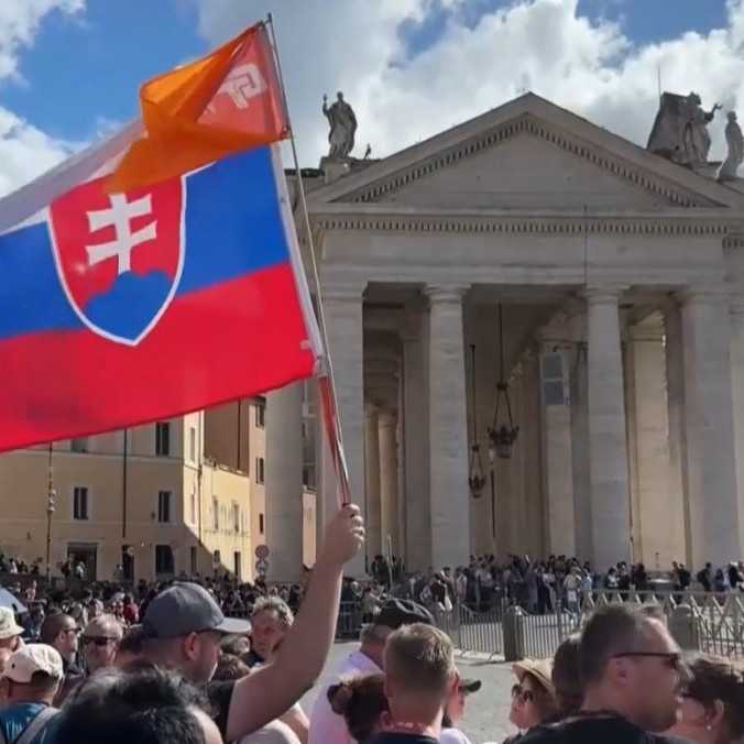 Voľbu nového pápeža sledujú tisíce veriacich. Vo Vatikáne sa tešia na biely dym aj Slováci