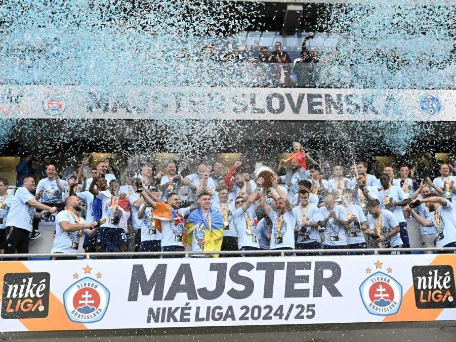 Futbalisti Slovana obhájili majstrovský titul.