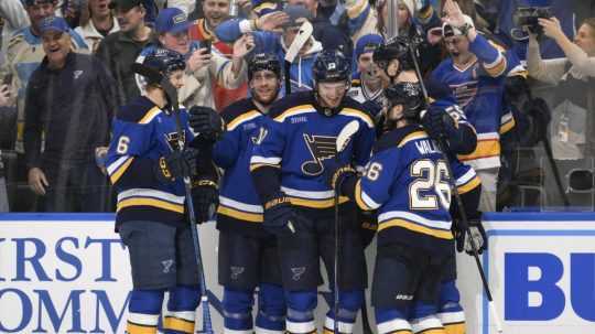 Hokejisti St. Louis Blues sa tešia z gólu.