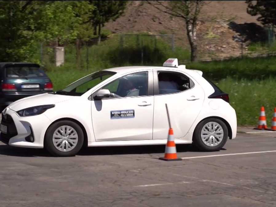 Bezplatný kurz autoškoly pre seniorov v Považskej Bystrici využilo 30 ľudí. Jazdy im „ušili“ na mieru