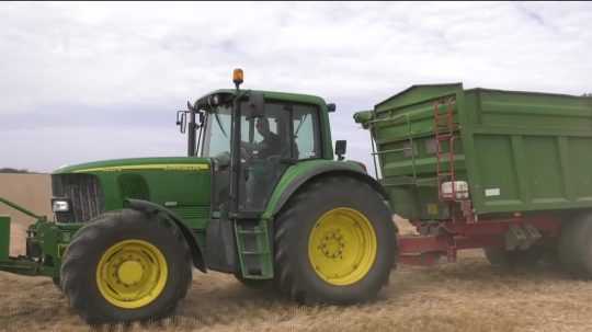 traktor na poli