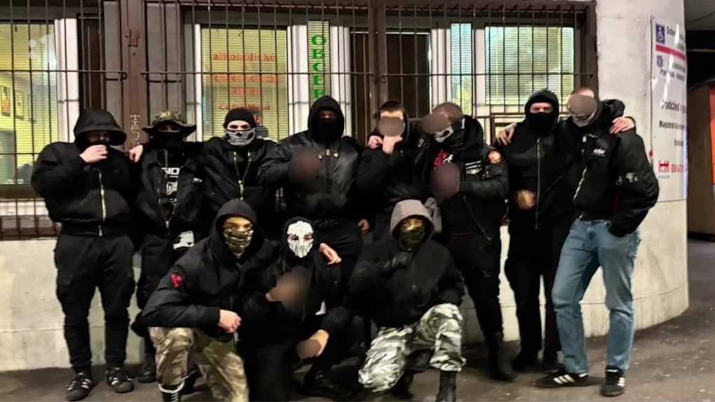 Akcia Valhalla: Policajti zadržali desiatky extrémistov, ktorí napádali ľudí v Bratislave. Väčšina z nich sú mladiství