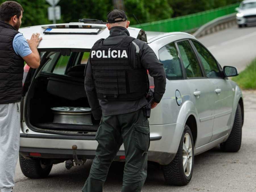Na snímke policajné kontroly po prepadnutí sudkyne v Martine.