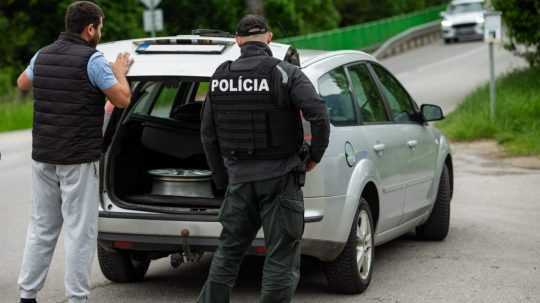 Na snímke policajné kontroly po prepadnutí sudkyne v Martine.