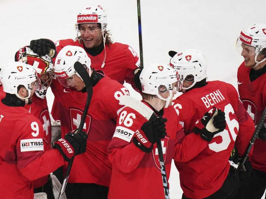 Švajčiarski hokejisti sa tešia po góle proti Dánsku.