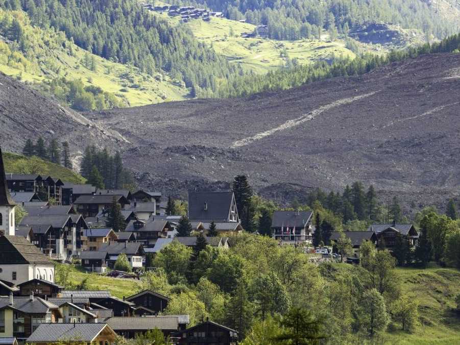 Na snímke pohľad krajinu po zosuve pôdy.