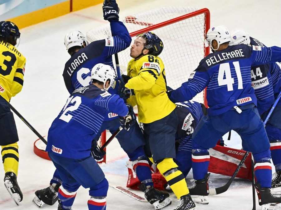 Švédski a francúzski hokejisti.