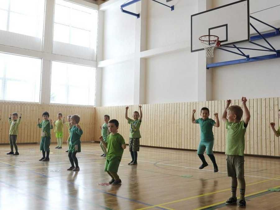 Žiaci tancujú v telocvični.