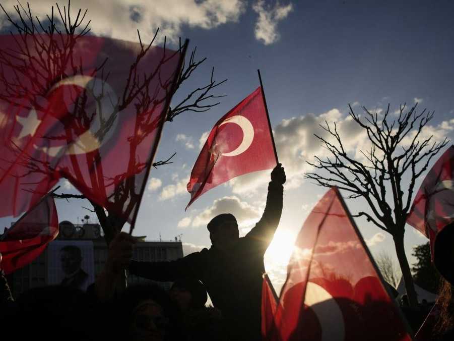 Na ilustračnej snímke demonštranti v Istanbule.