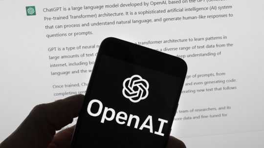 Na snímke telefón s logom OpenAI pred obrazovkou s výsledkom vyhľadávania v prístroji ChatGPT.
