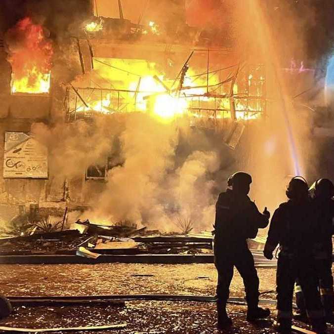 Ruský úder si na Ukrajine vyžiadal ďalšie obete. Drony v Odese poničili školu aj výškové budovy a spôsobili požiare