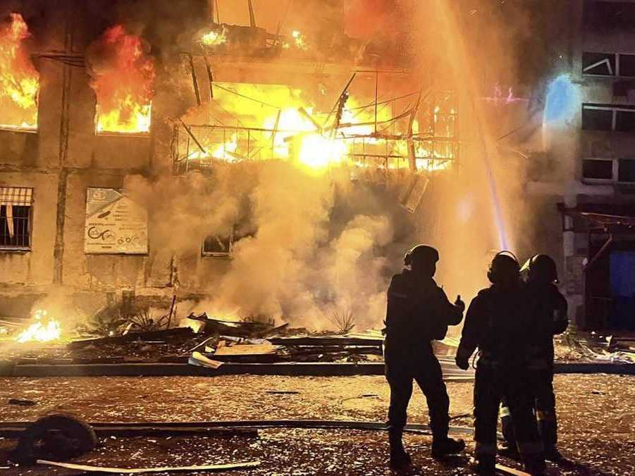 Ukrajinskí hasiči bojujú s požiarom po ruskom útoku.