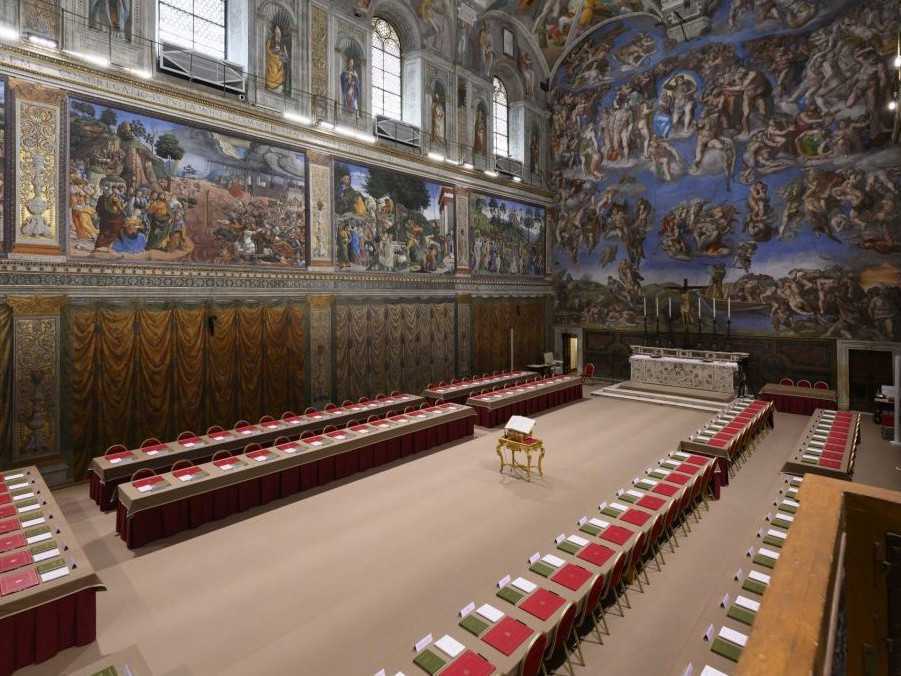 Na snímke Sixtínska kaplnka, pripravená na voľbu nového pápeža.