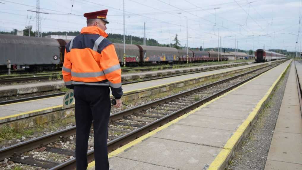 Na Orave prerušili železničnú dopravu, dôvodom je možný zosuv pôdy
