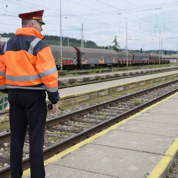 Na Orave prerušili železničnú dopravu, dôvodom je možný zosuv pôdy