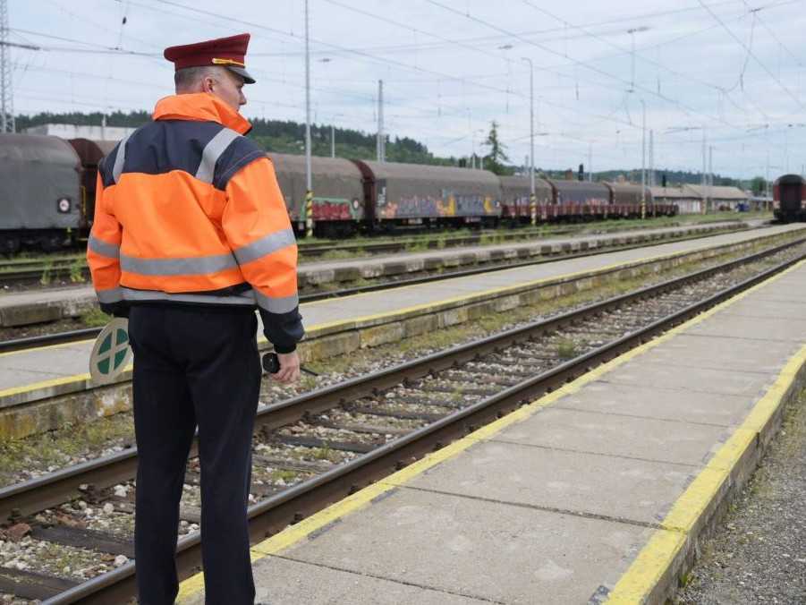 Na Orave prerušili železničnú dopravu, dôvodom je možný zosuv pôdy
