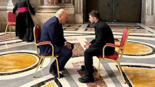 Archívna snímka - Zľava Donald Trump a Volodymyr Zelenskyj na pohrebe pápeža Františka vo Vatikáne.