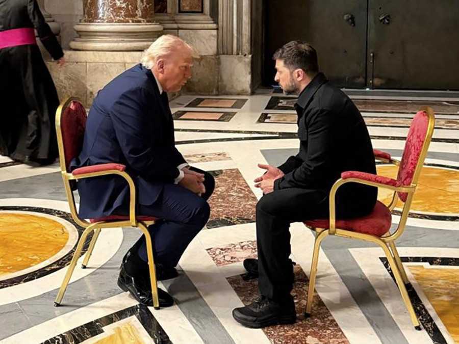 Archívna snímka - Zľava Donald Trump a Volodymyr Zelenskyj na pohrebe pápeža Františka vo Vatikáne.