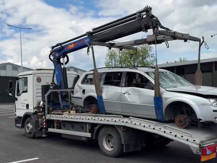 odťahová služba s autovrakom