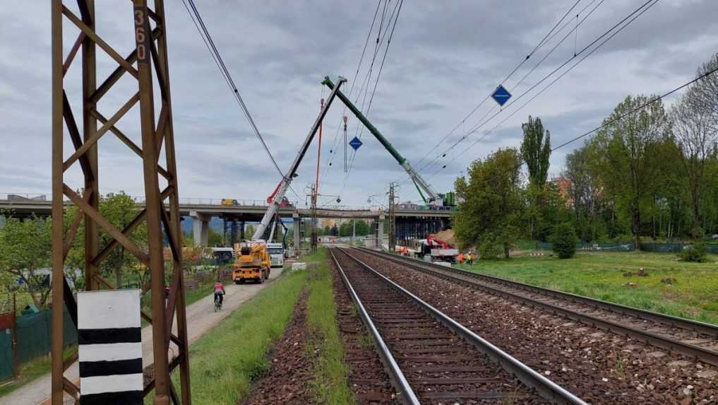 Cestári odstránili konštrukciu mosta nad traťou v Poprade, vlakovú dopravu už plne obnovili