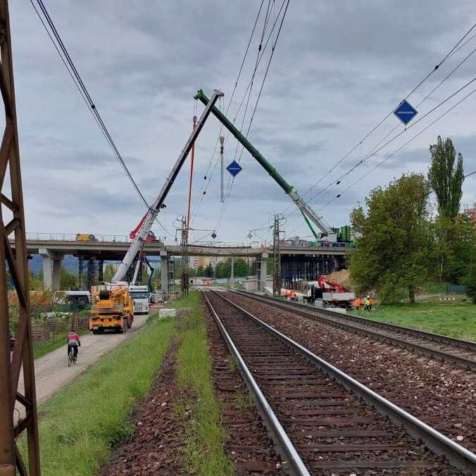 Cestári odstránili konštrukciu mosta nad traťou v Poprade, vlakovú dopravu už plne obnovili
