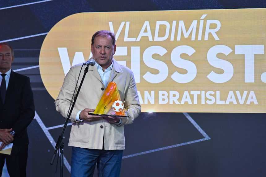 Tréner Slovana Bratislava Vladimír Weiss starší.
