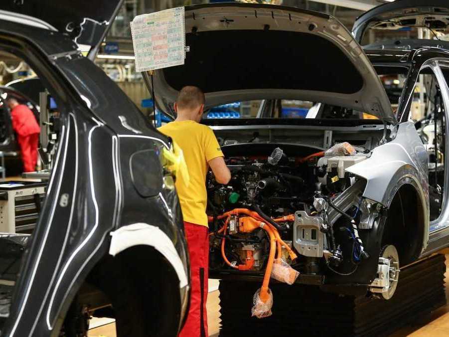 Na ilustračnej snímke zamestnanec v automobilke.