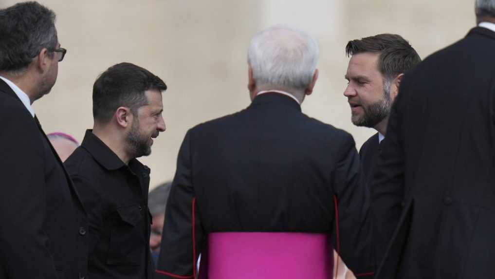 Zelenskyj sa vo Vatikáne stretol s viceprezidentom USA, hovorili o chystanom telefonáte Trumpa s Putinom